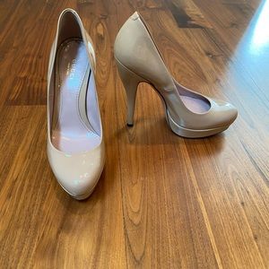 Like New GUCCI (size 36) Beige Patent Leather Lisbeth Round Toe Platform